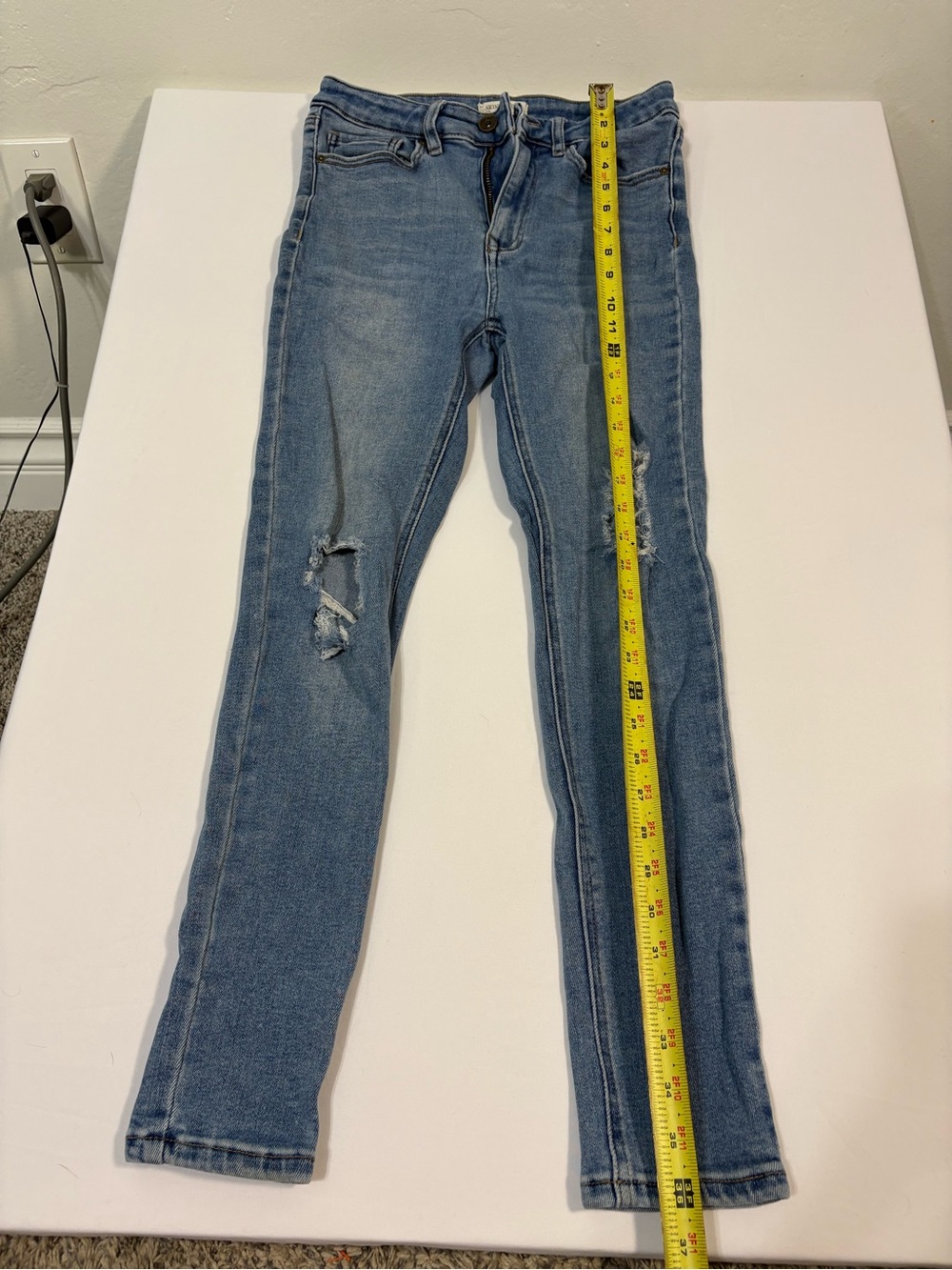 Sz 9 Juniors Distressed Blue Jeans